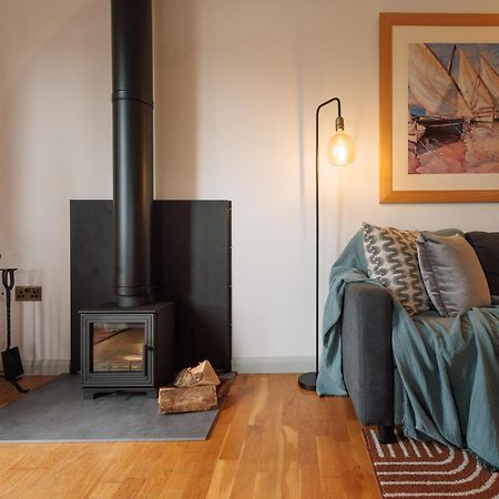 The Retreat, Waterfront & Log Burner Villa Christchurch  Bagian luar foto