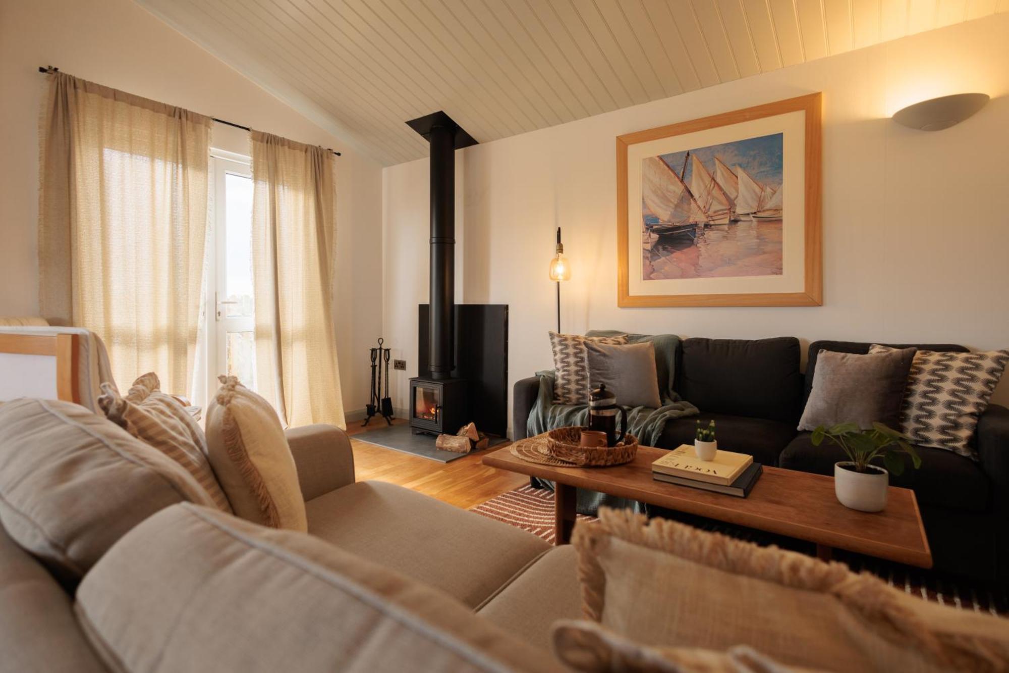 The Retreat, Waterfront & Log Burner Villa Christchurch  Bagian luar foto